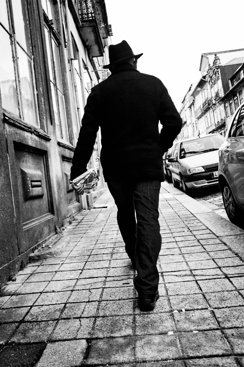 "Hasty" by PC Silva - cottidianus daily life photographs - street photography - Porto Portugal