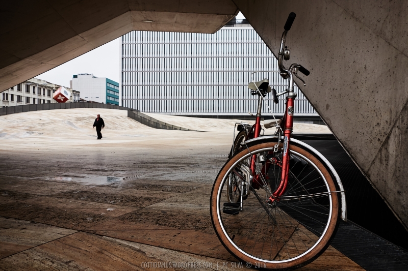 "The Walker and the Bike" by PC Silva - street photography - Porto Portugal - daily life photographs