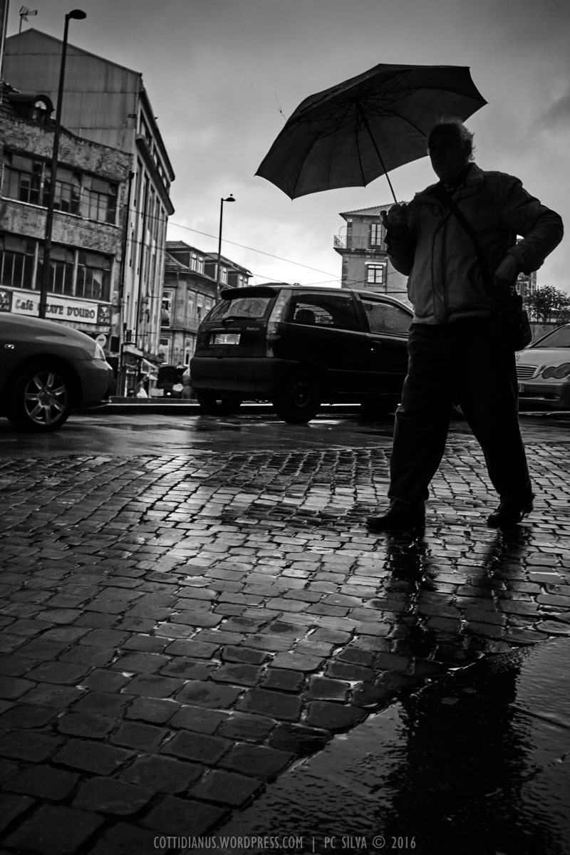 "Dark Days" by PC Silva - Porto, Portugal - street photography - daily life photographs